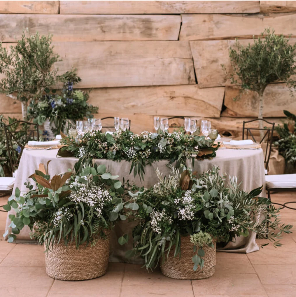 Decoración de mesa de boda con flores a modo de centro de mesa