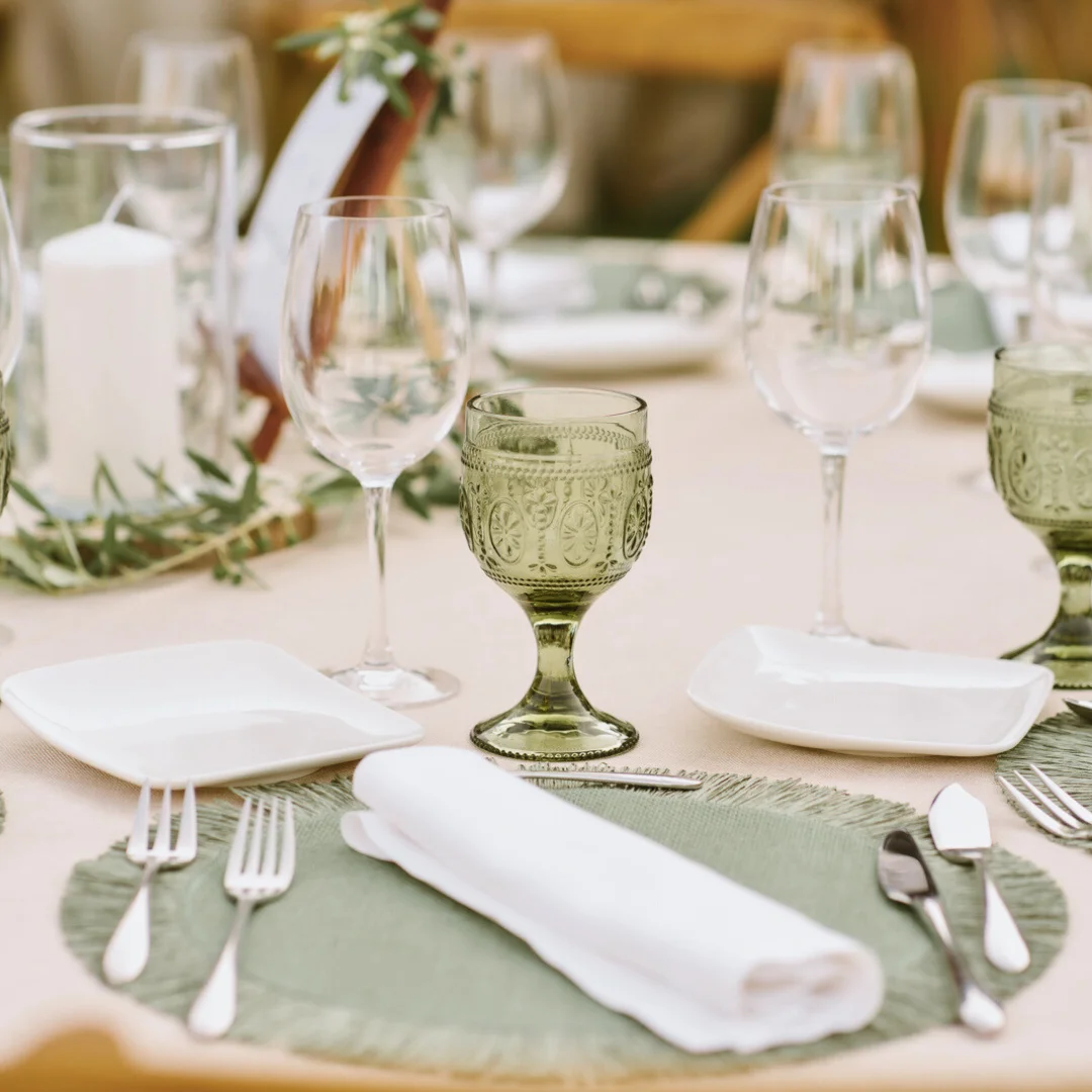 Decoración mesa boda con menaje : copa de color verde y bajoplato a juego