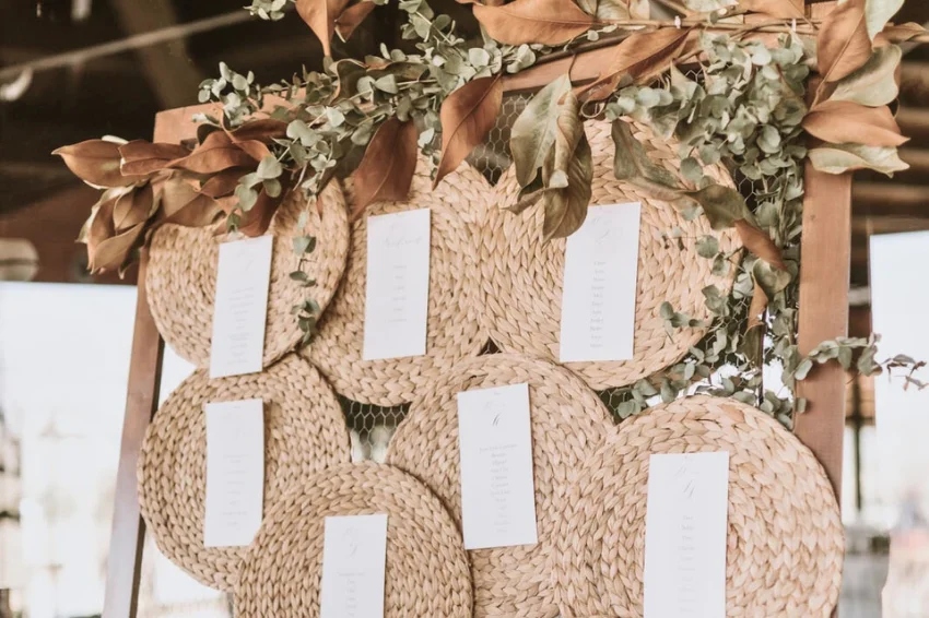 seating de boda con mimbre, como ejemplo de papelería de boda