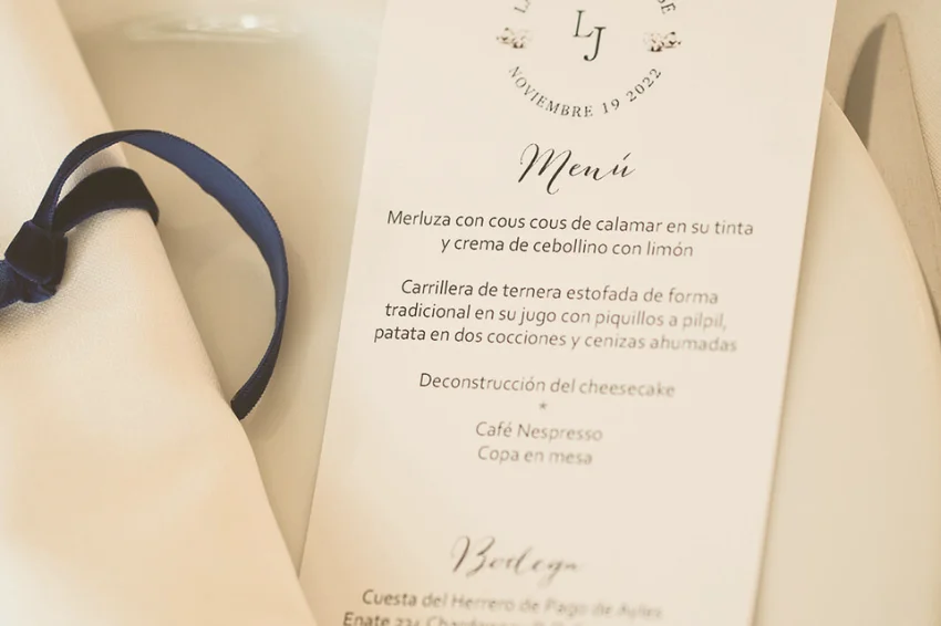 Papelería de boda: minuta con menú de boda