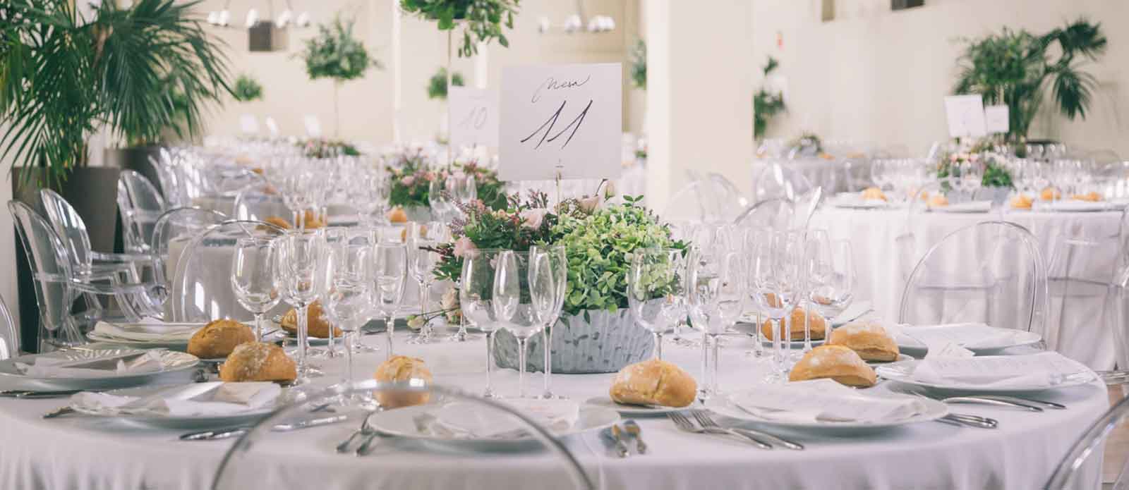 Mesa preparada para el banquete