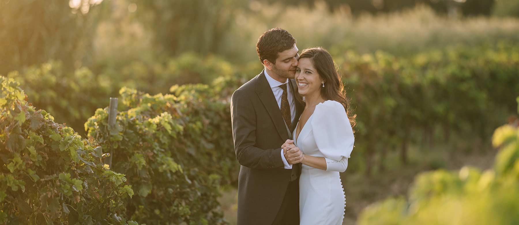 Novios en viñedo