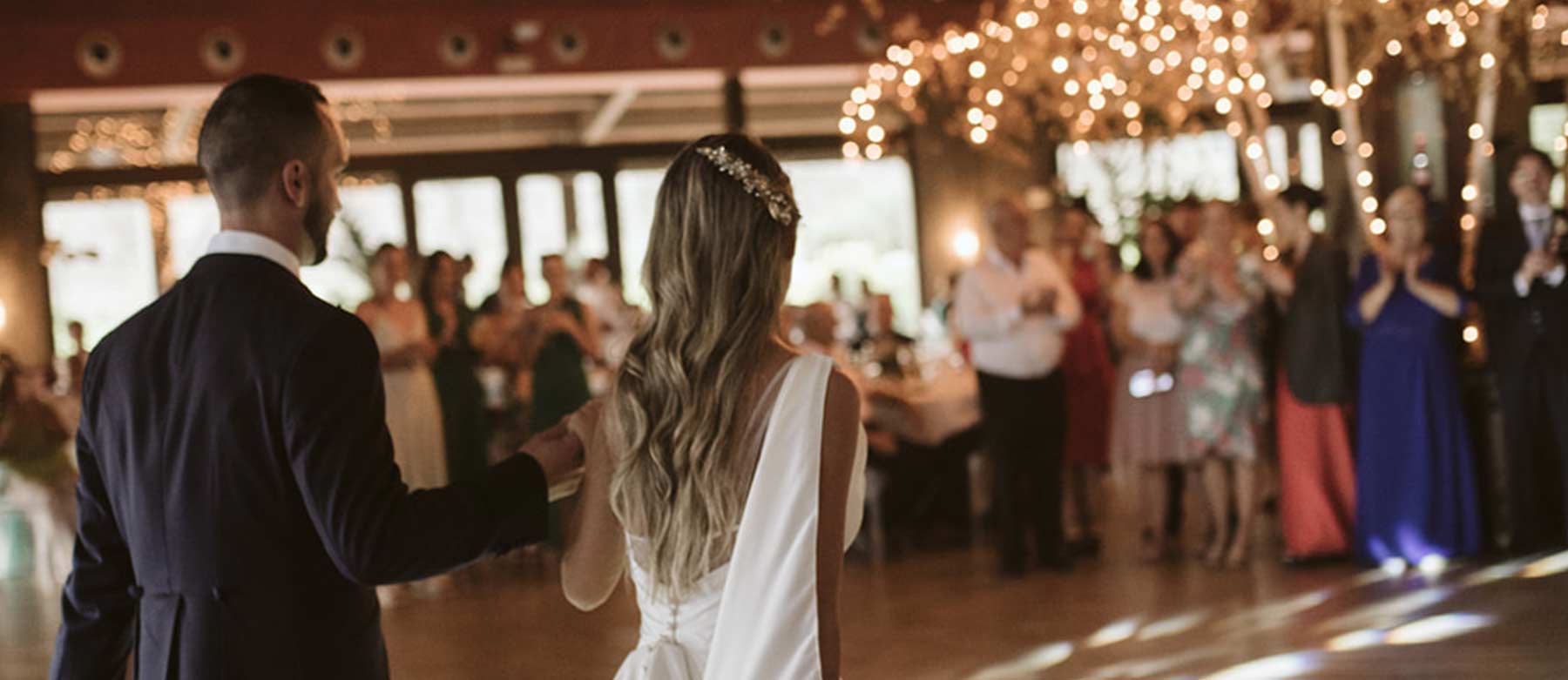 Novios en banquete