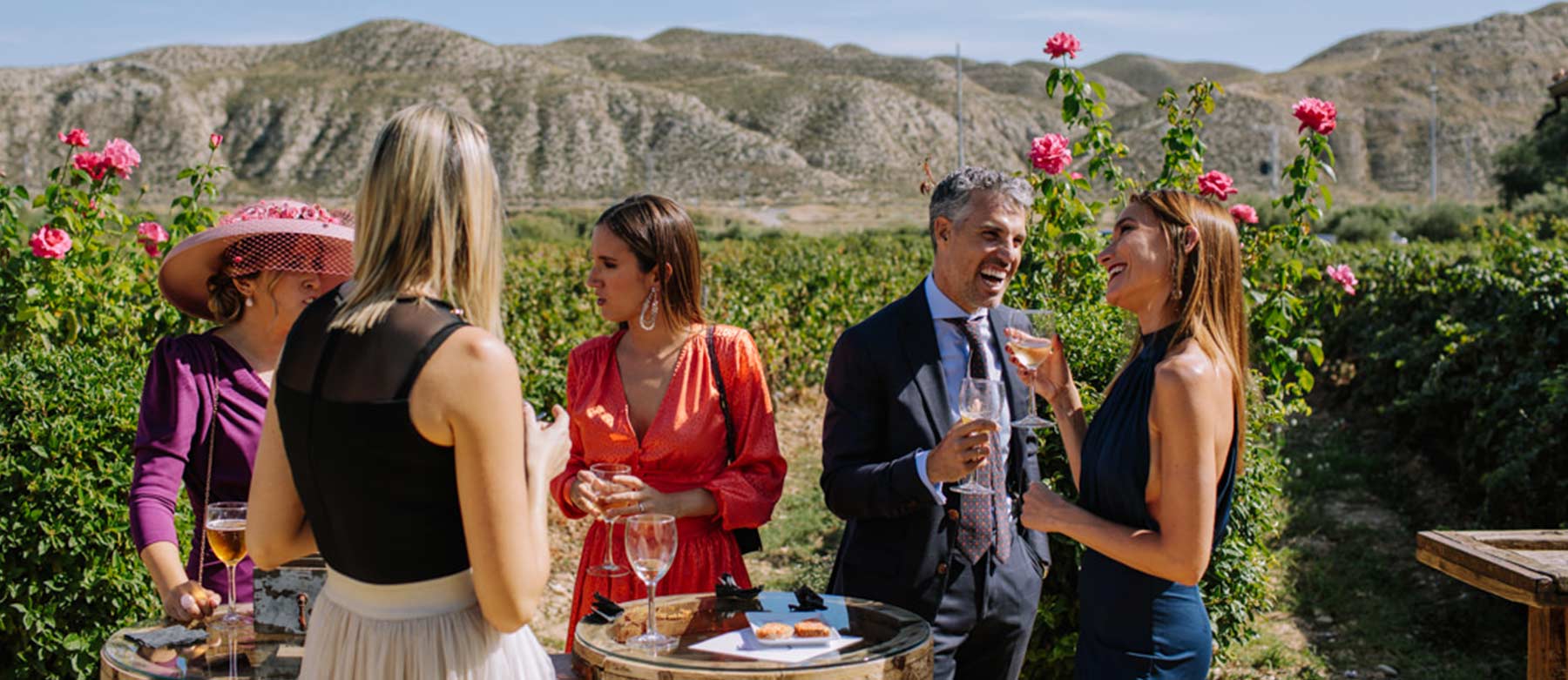 Novios en viñedo