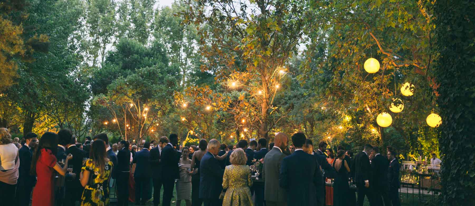 Zona de bancos en exterior con invitados