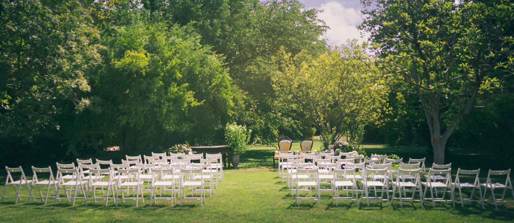 Zona exterior con invitados en coctel