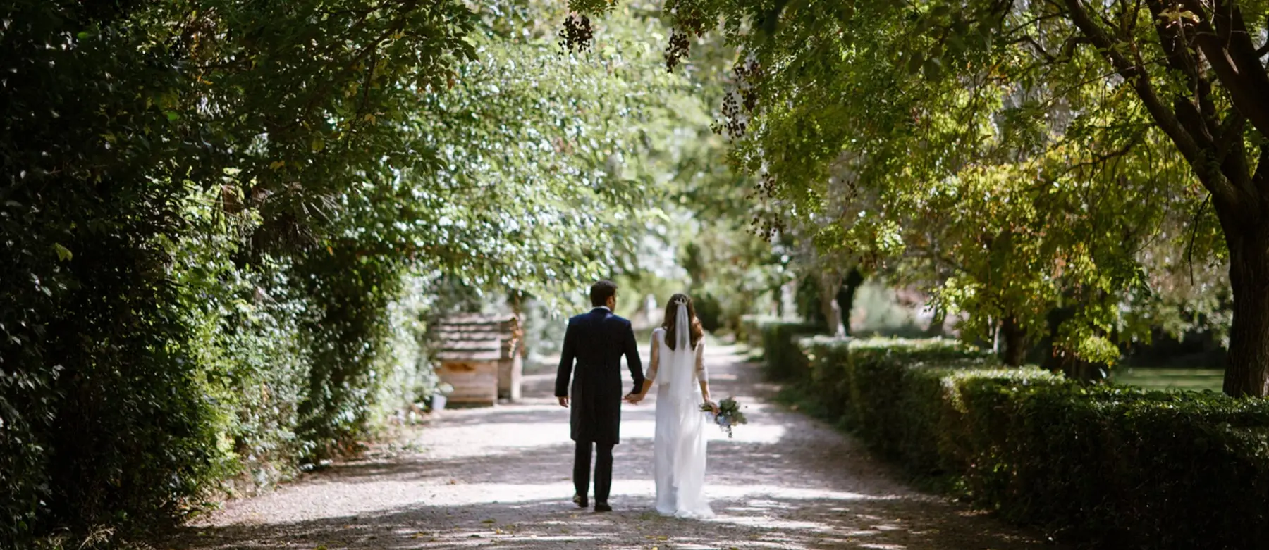 Novios paseando por jardín