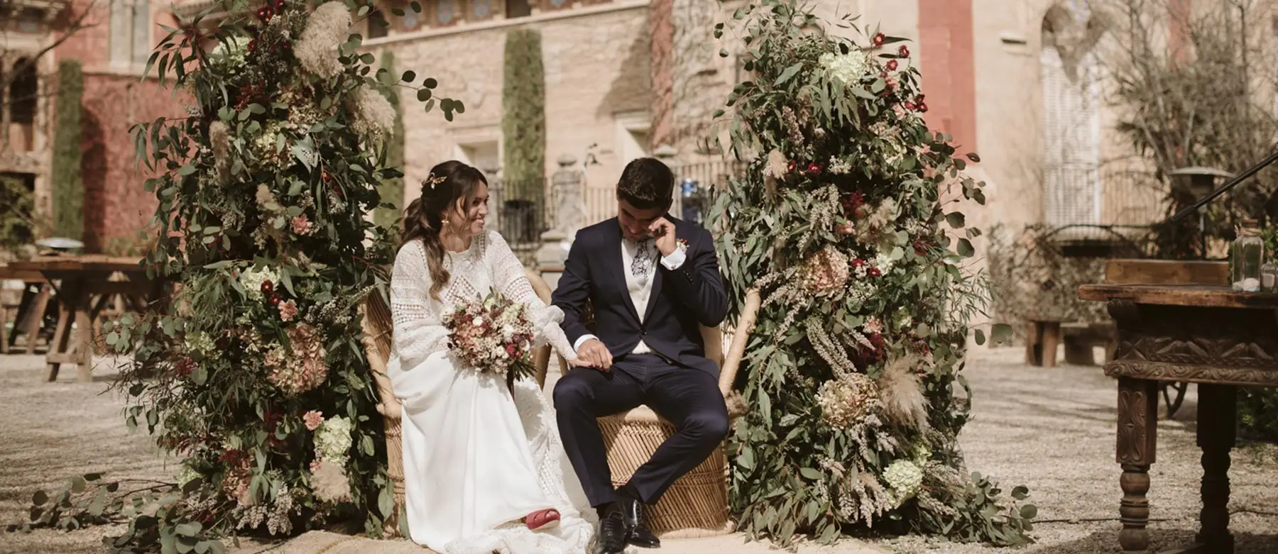 Novios en jardín