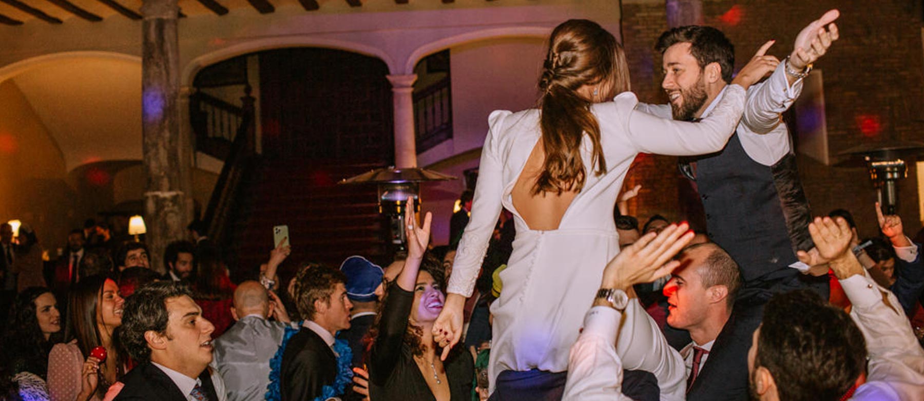 Novios celebrando