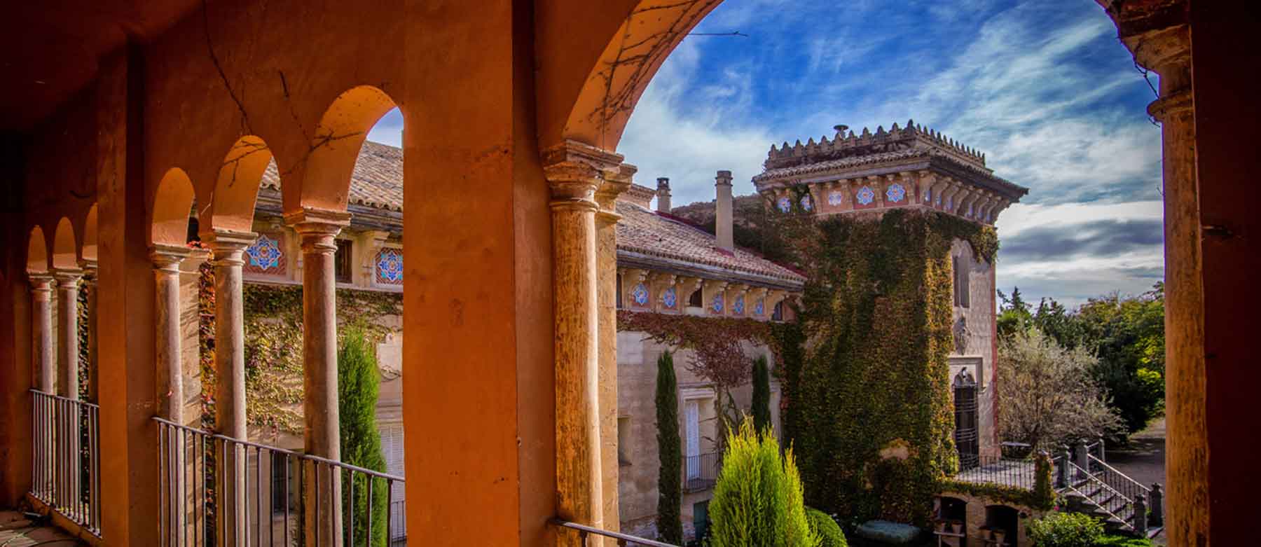 Patio interior por la noche